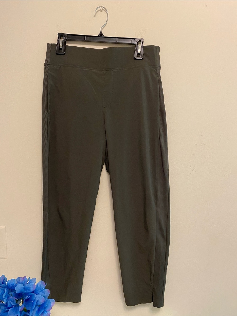 Kirkland Signature Olive Green Cropped Stretch Pants